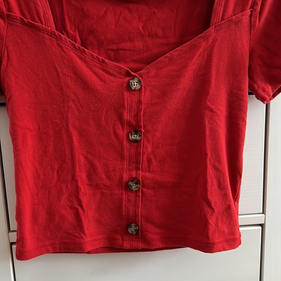 Red square/v-neck cropped t-shirt. Gorgeous red with buttons - Picture 2 of 2